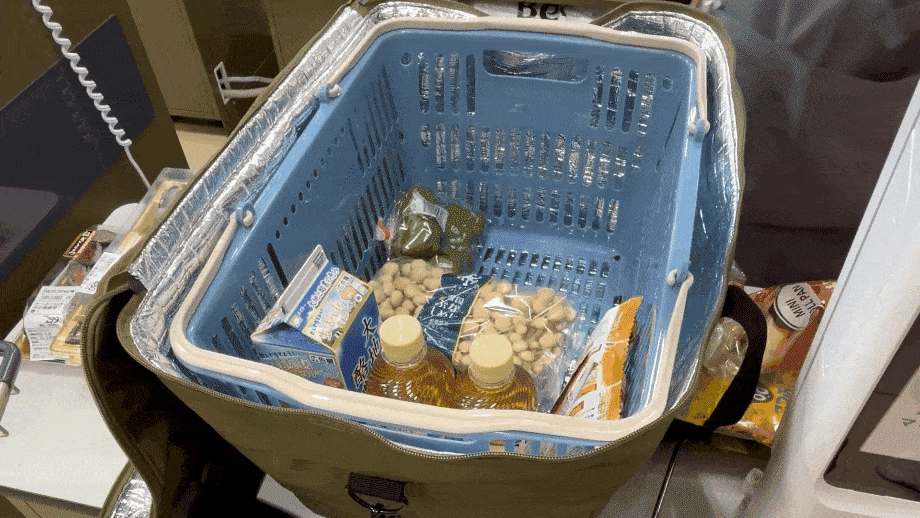 レジで商品を通す様子