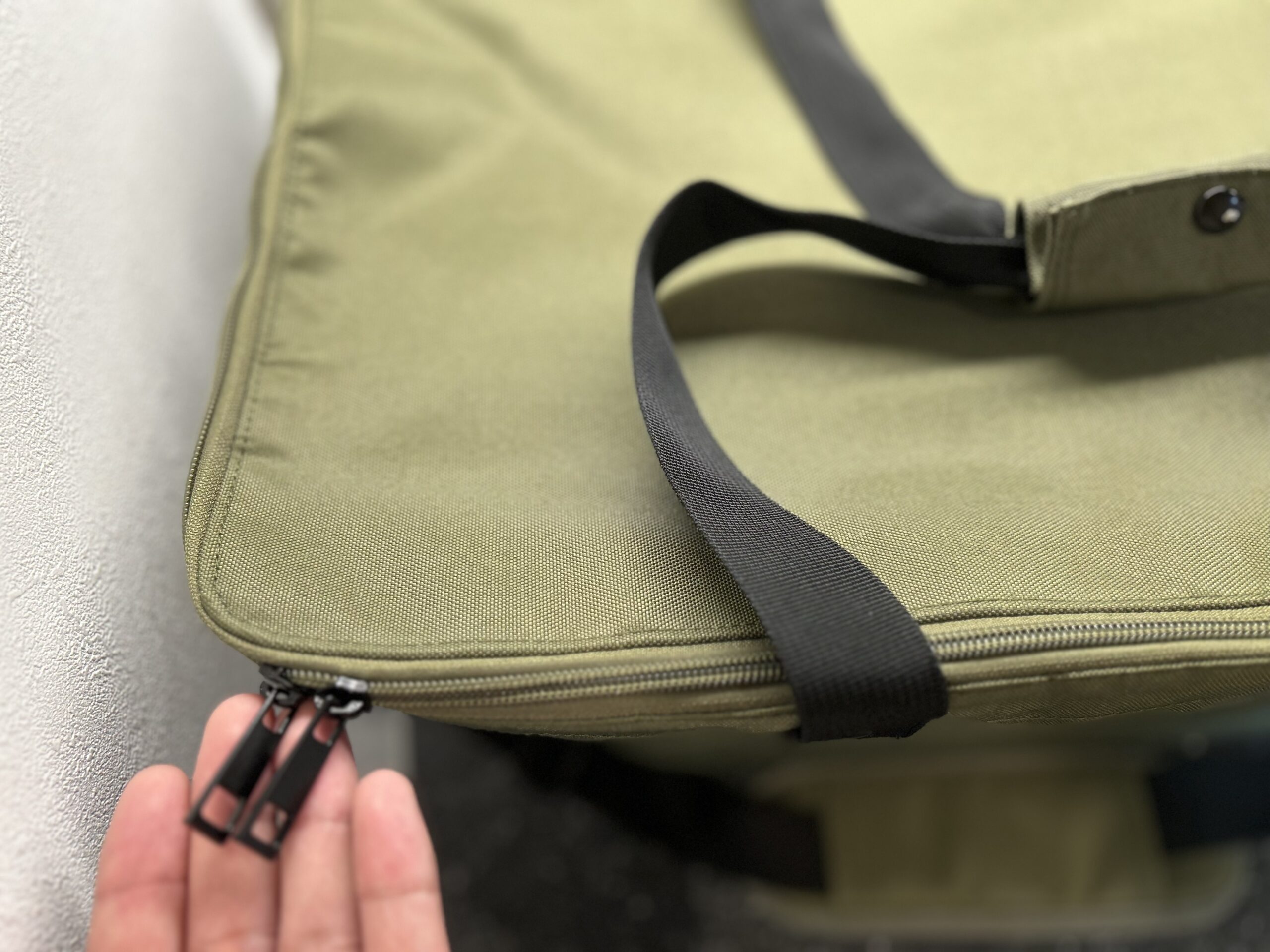 両開きファスナーで開閉しやすいCalmo Chillの上蓋。