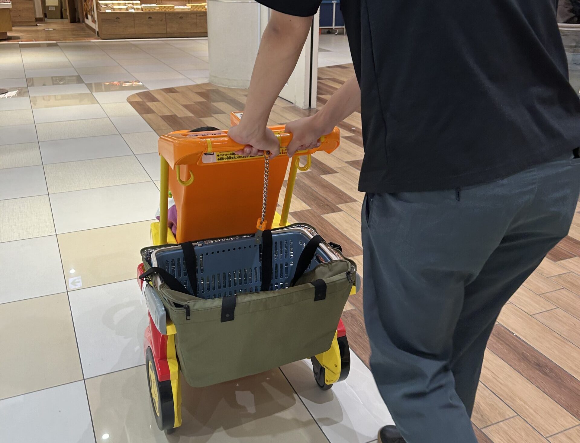 レジカゴにぴったり収まるCalmo Chill。移動中も安定する設計。